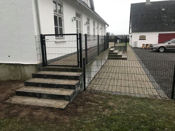 Stolpeforankring til panelhegnslåger